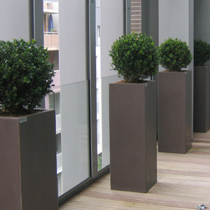 Mobilier lumineux et pots de différentes tailles, patio design
