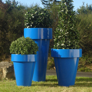 Mobilier lumineux et pots de différentes tailles, patio design