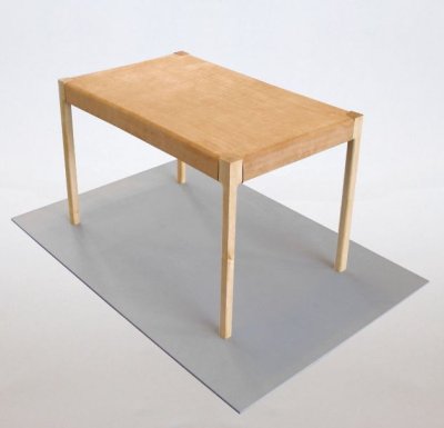 Une table en tension par Lukas Peet