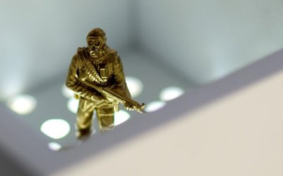 Toy soldier table par John Galvin Designs Toy soldier table par John Galvin Designs