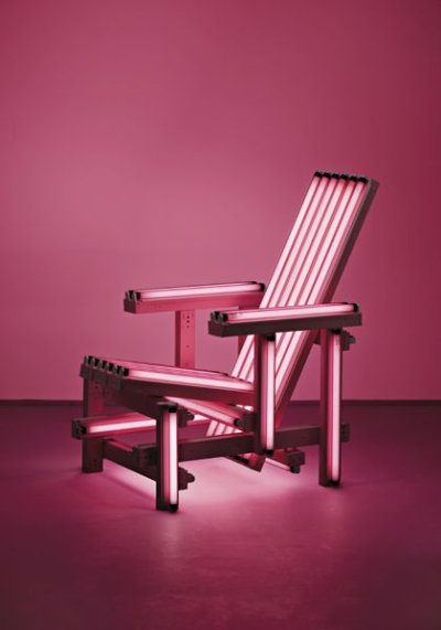 Fauteuil Pink Electric par Ivan Navarro Fauteuil Pink Electric par Ivan Navarro