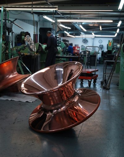 Spun, fauteuil culbuto par Thomas Heatherwick