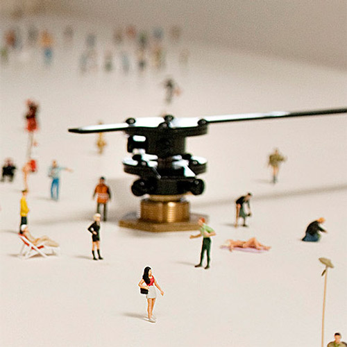 Seul dans la foule, table basse par Rolf Sachs