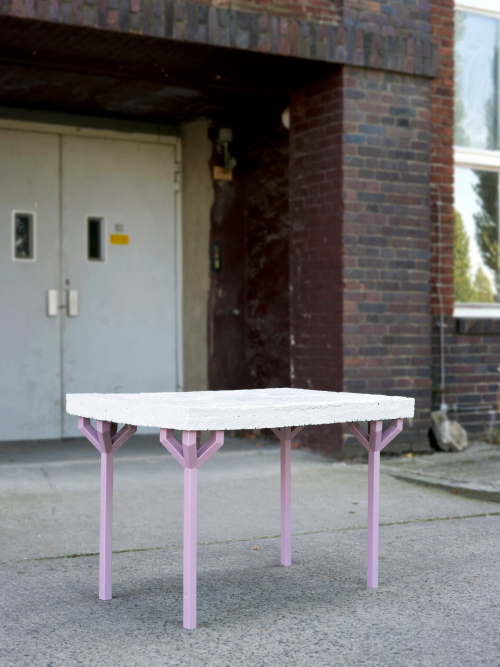 Table en papier maché par Matthias Ries Table en papier maché par Matthias Ries