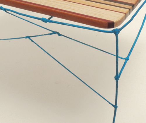 Table instable par Stefan Wieland Table instable par Stefan Wieland