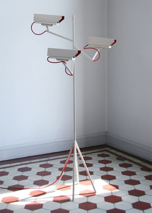 Luminaire surveillance 100 par Humans since 1982 Luminaire surveillance 100 par Humans since 1982