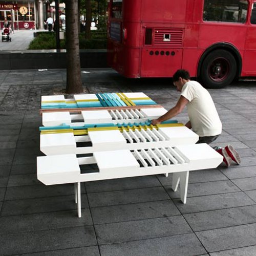 Banc hybride coloré par Raw Edges Banc hybride coloré par Raw Edges