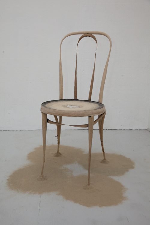 Chaise en décomposition par Astrid Bucio Chaise en décomposition par Astrid Bucio