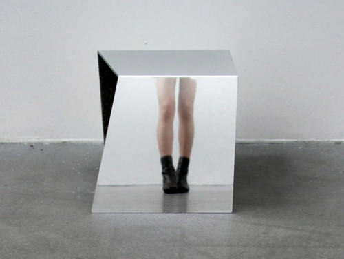 Tabouret Kal, angles et miroirs par Luna Seo