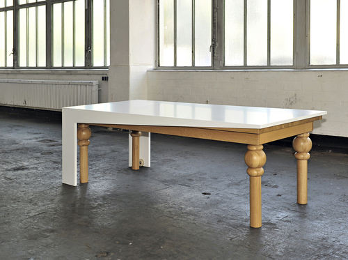 Une couche de modernité, table à manger par Kisskalt Une couche de modernité, table à manger par Kisskalt