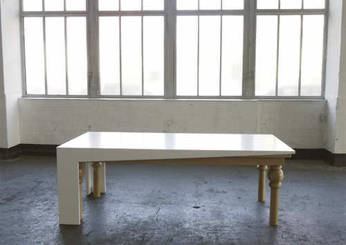 Une couche de modernité, table à manger par Kisskalt Une couche de modernité, table à manger par Kisskalt