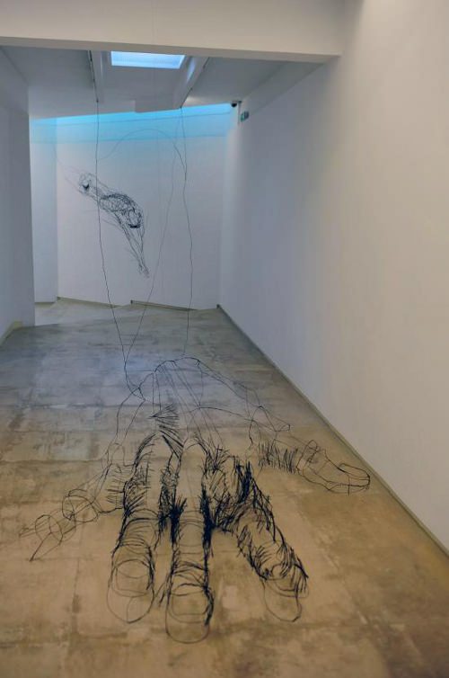 Sculpture ultra réaliste en fil de fer par David Oliveira