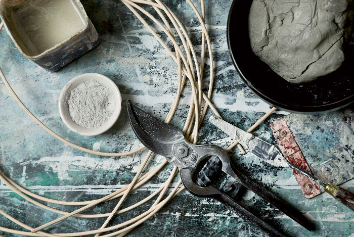 Workbench plateau porcelaine et osier par Alberto Fabbian et Paola Amabile